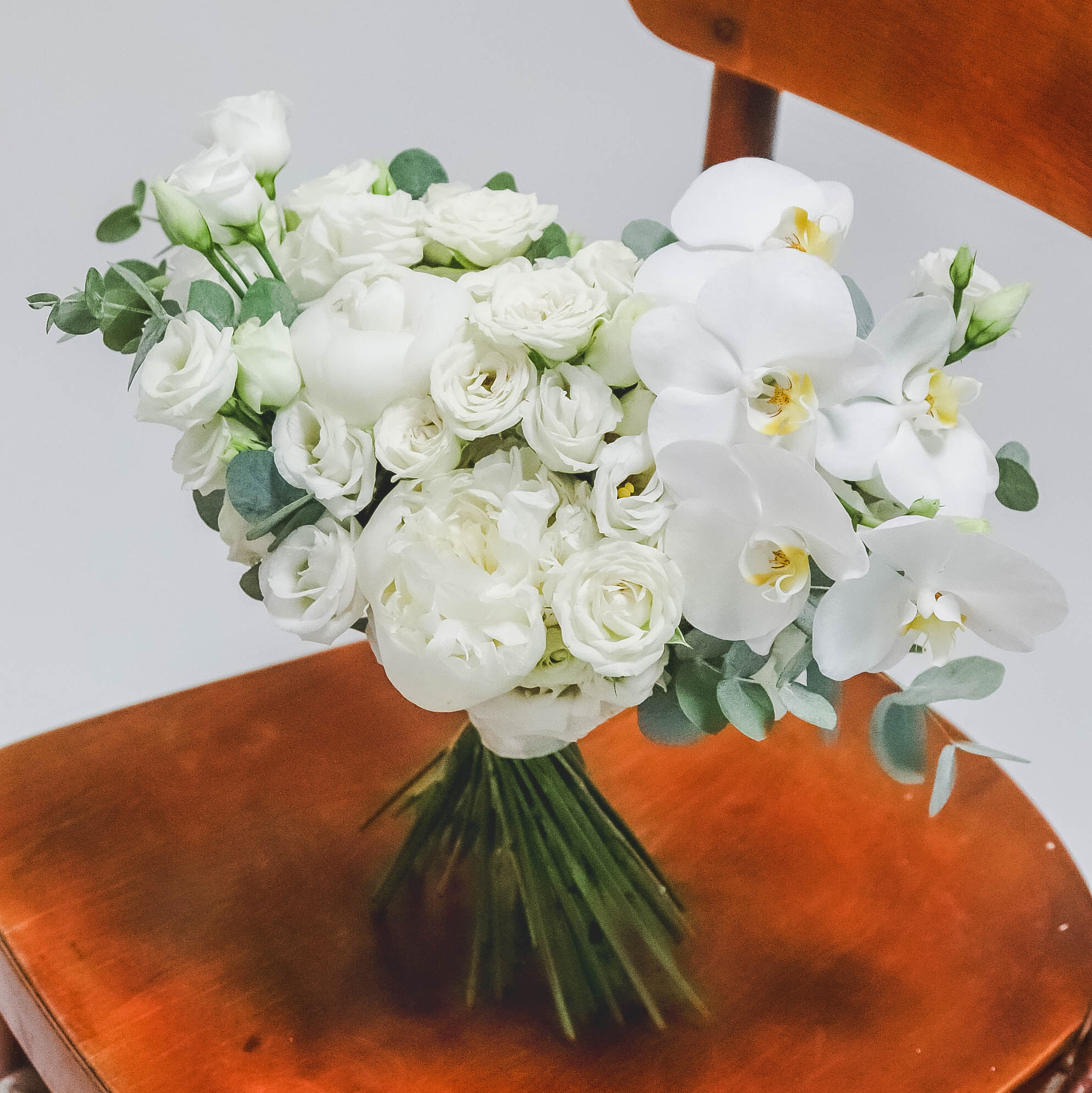 Букет невесты из пионов и орхидеи WHITE