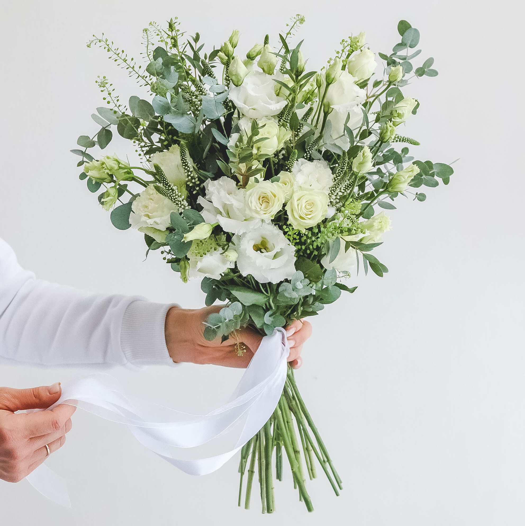 Свадебный букет из роз и эустомы WHITE SPRING