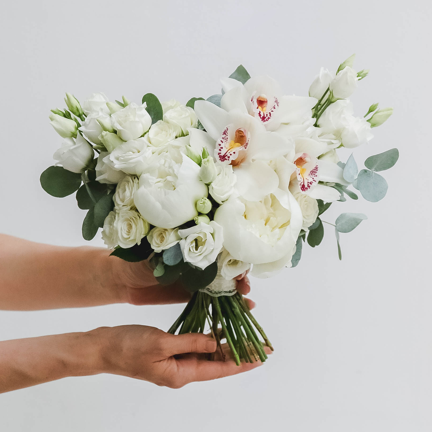 Букет невесты из пионов и орхидеи DELICATE WHITE