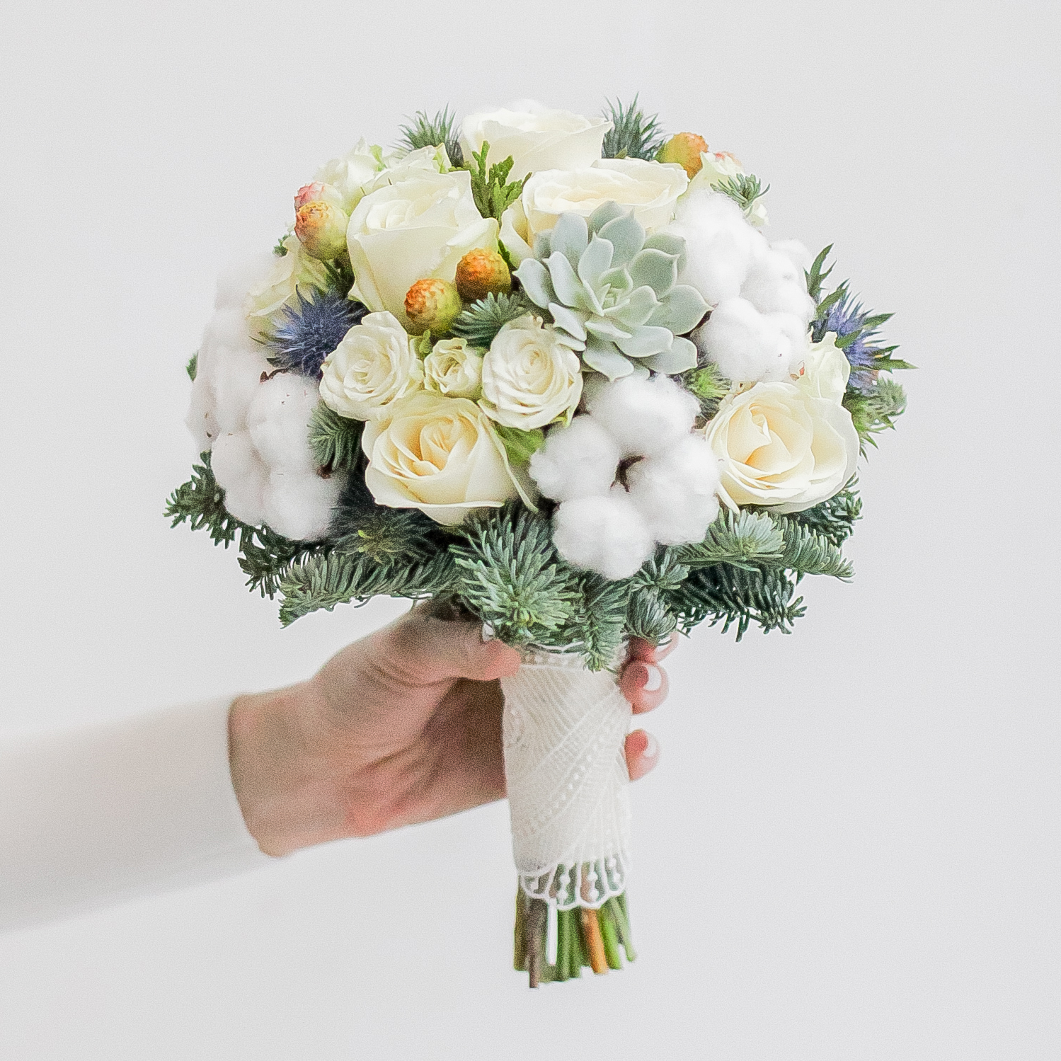 Зимний свадебный букет с розами и хлопком WHITE