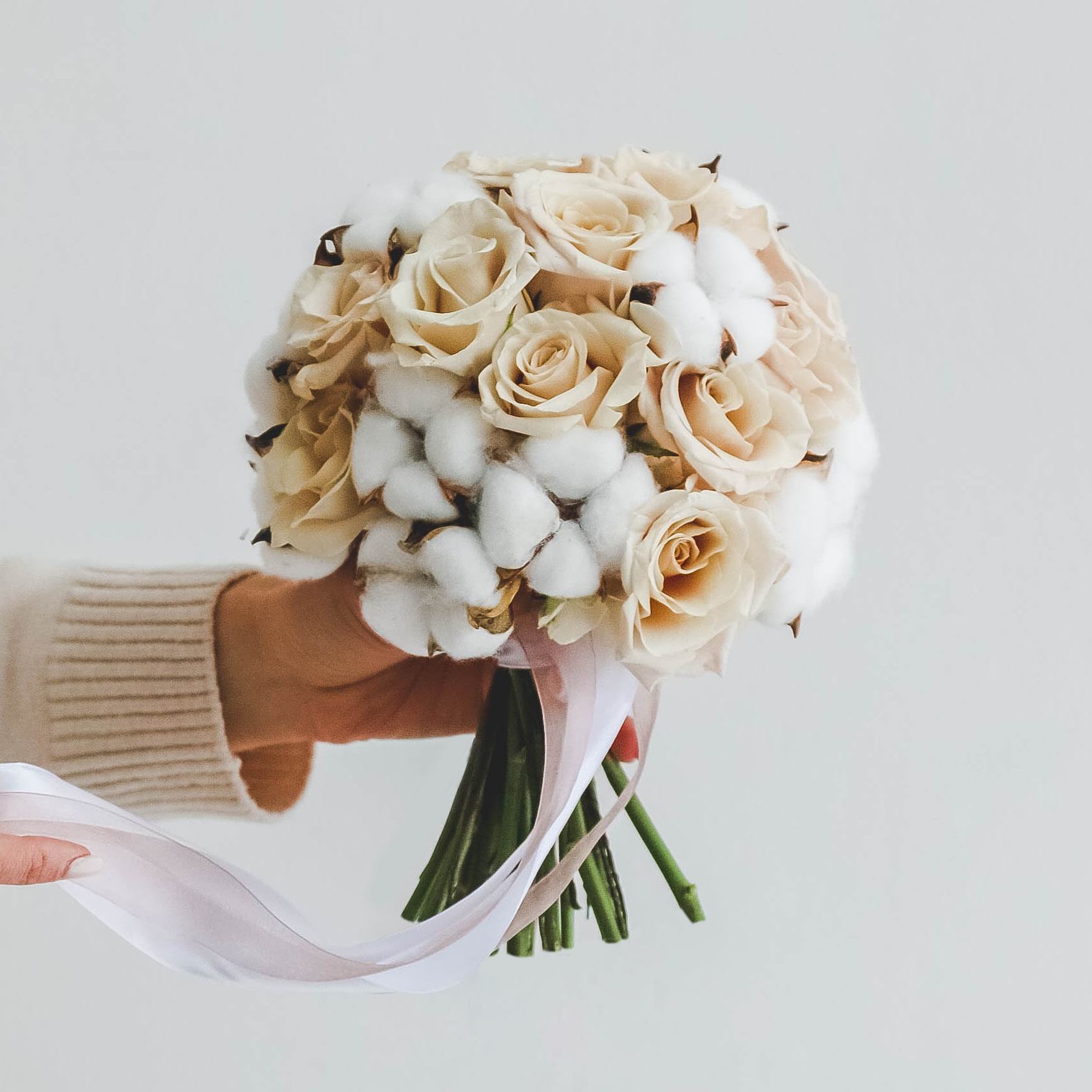Свадебный букет из хлопка и роз WHITE COCOA