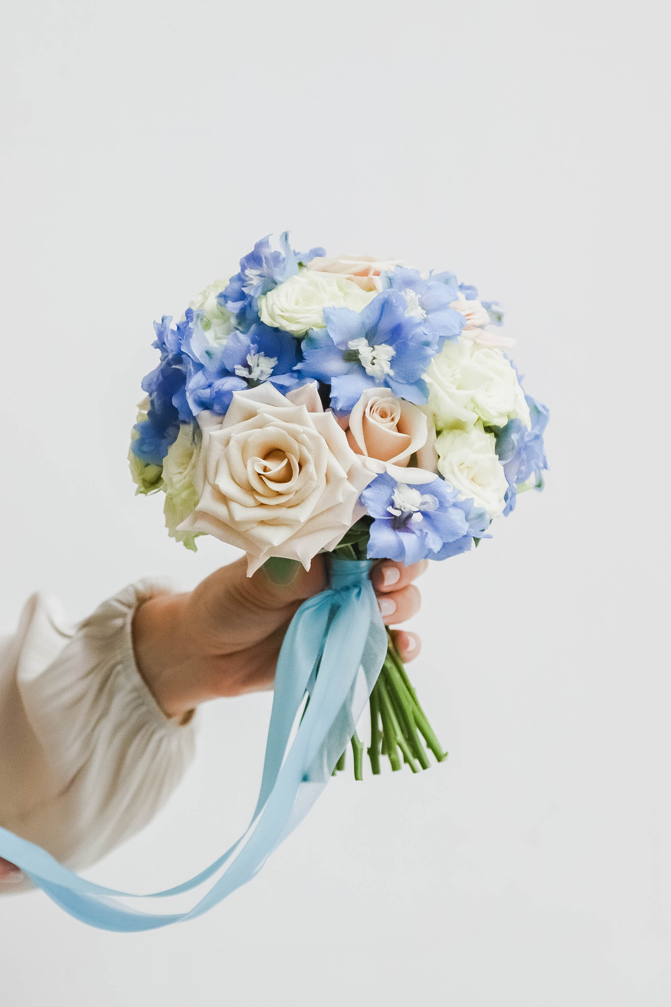 Букет невесты из роз и дельфиниума BLUE LAGOON