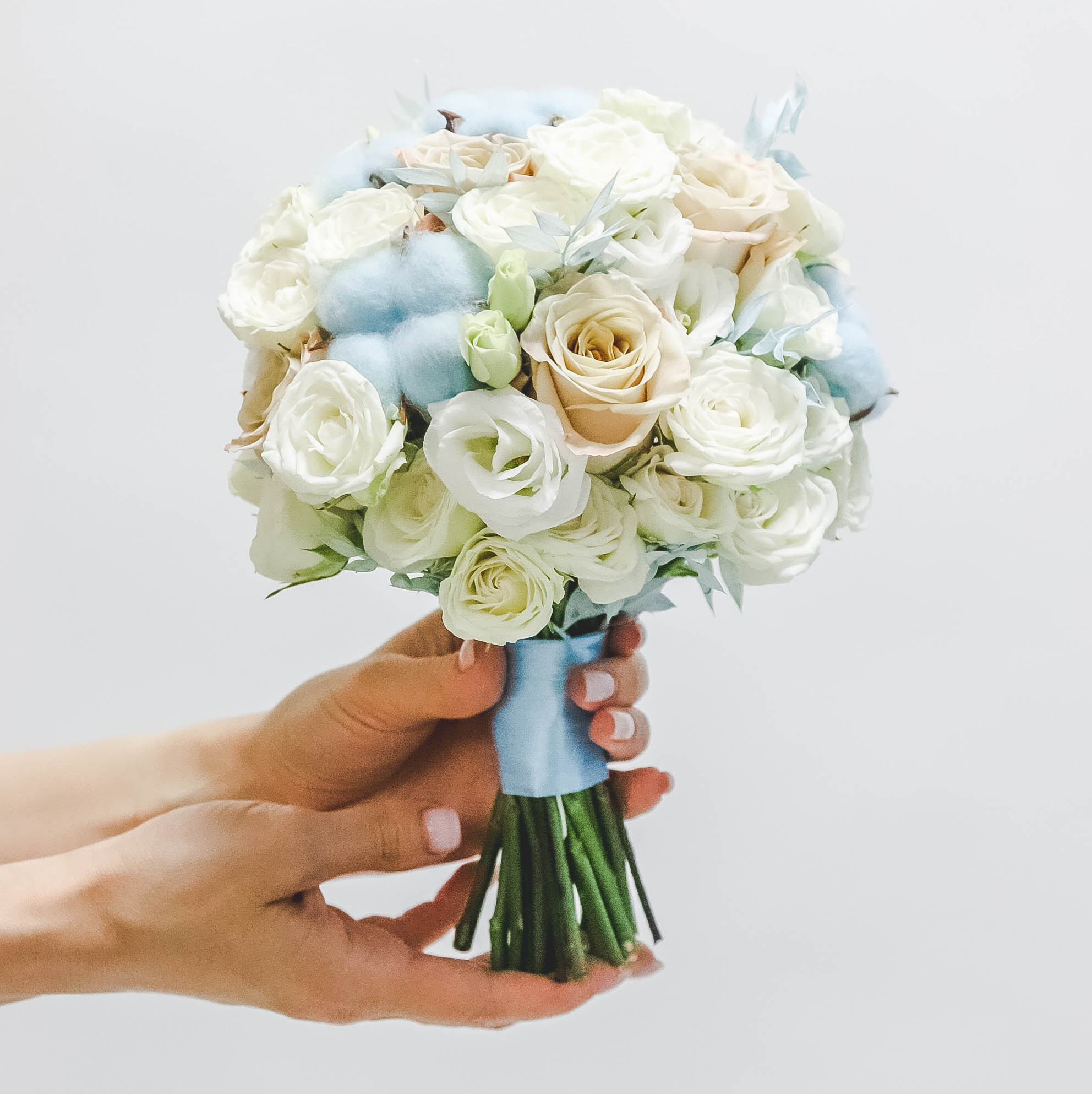 Букет невесты из роз и хлопка BLUE LAGOON