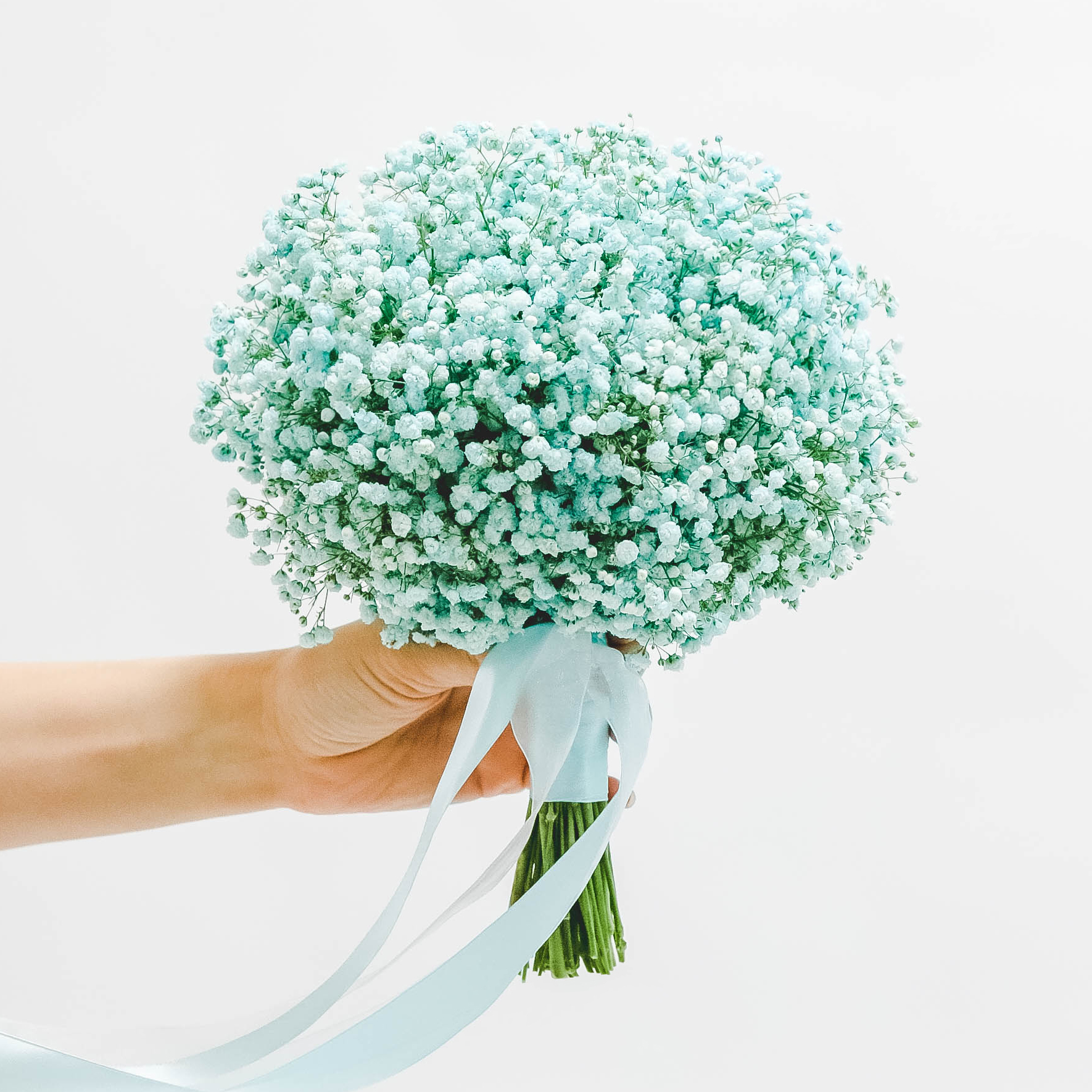 Букет невесты из голубой гипсофилы AIR BLUE