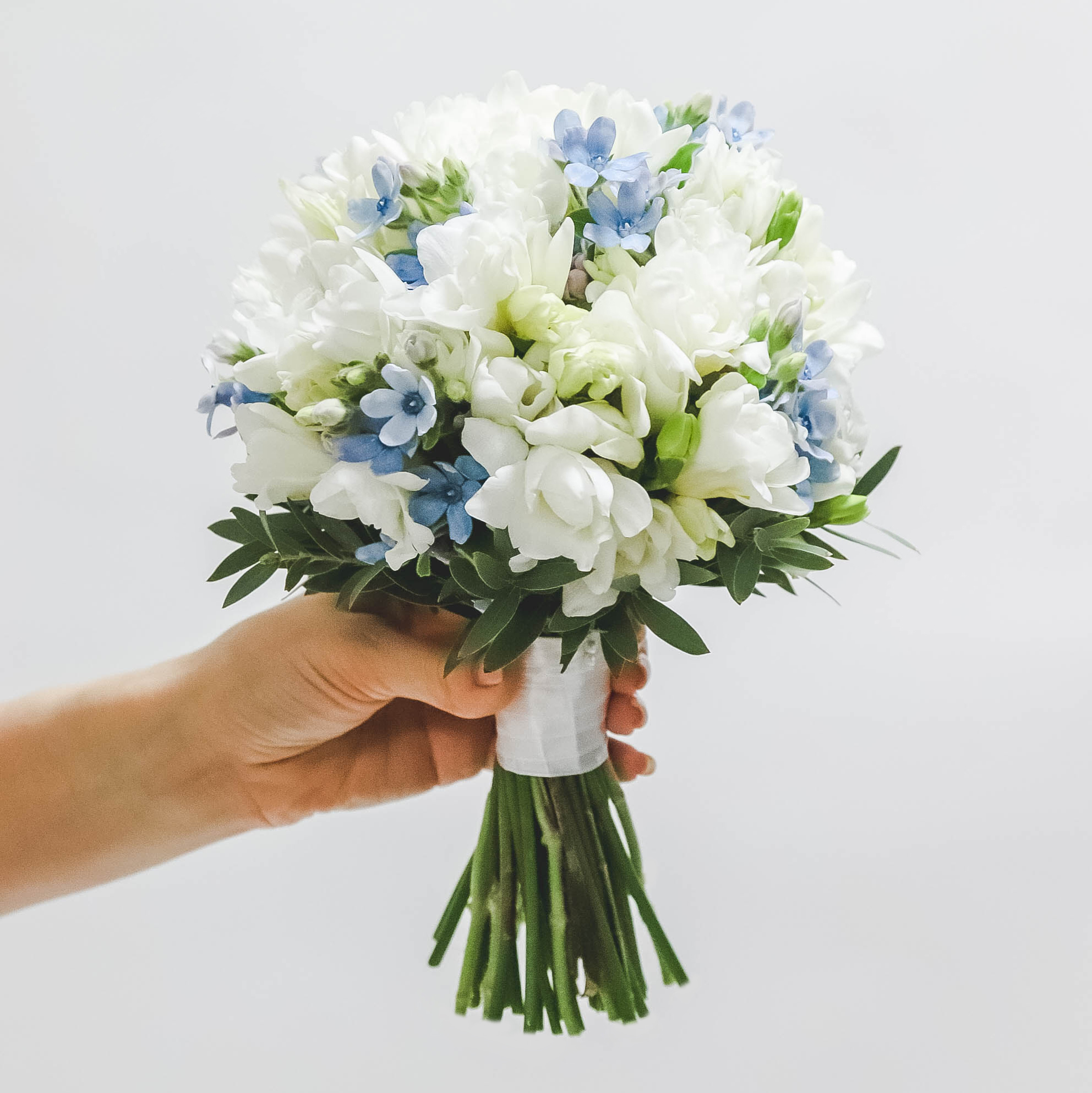 Букет невесты из фрезий и оксипеталума SEA BLUE