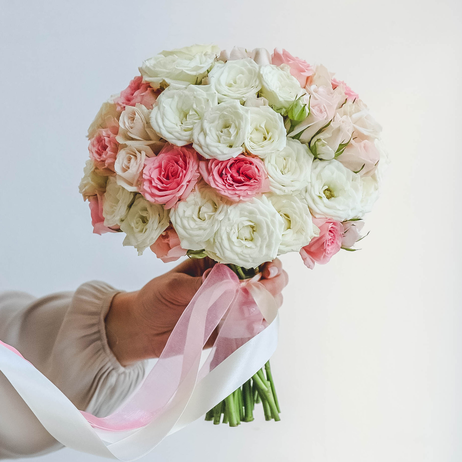 Cвадебный букет из кустовых роз MIX ROSES