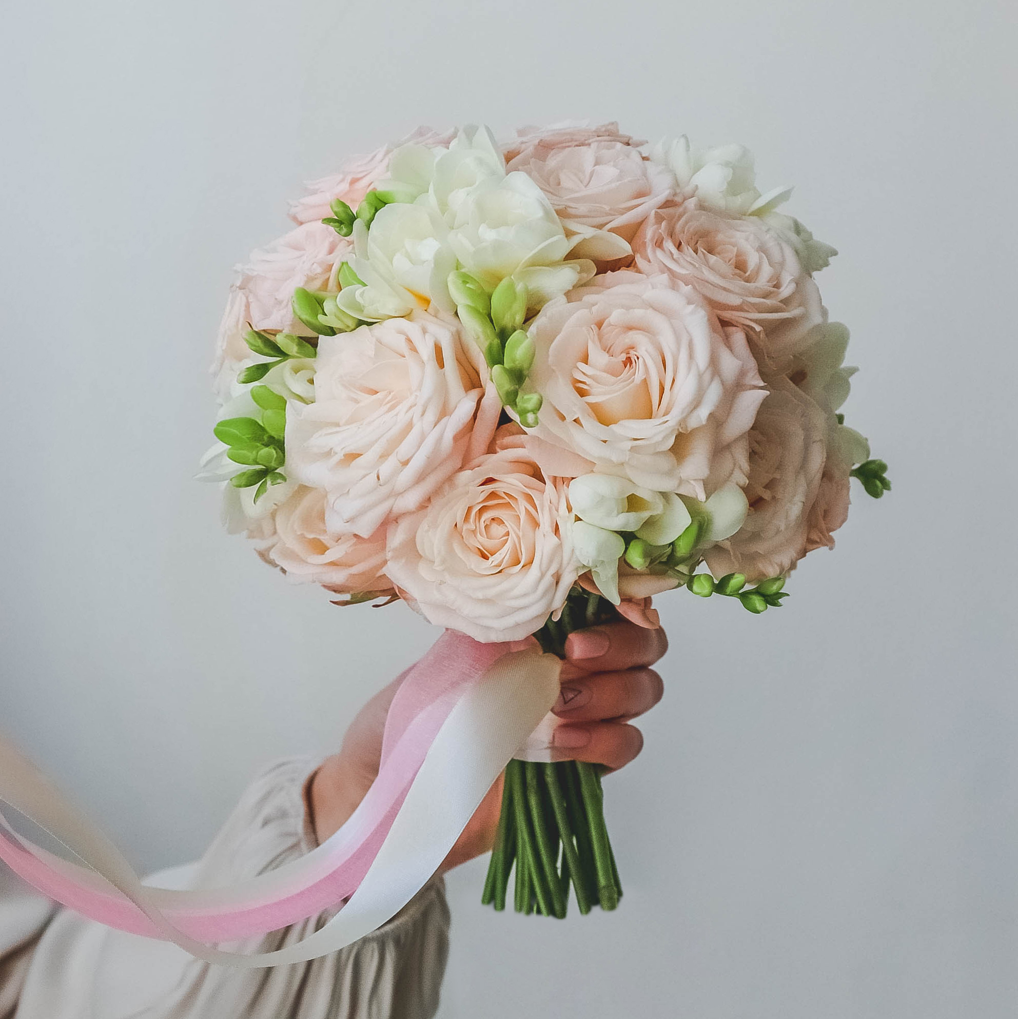 Свадебный букет из роз и фрезий PINK WHITE