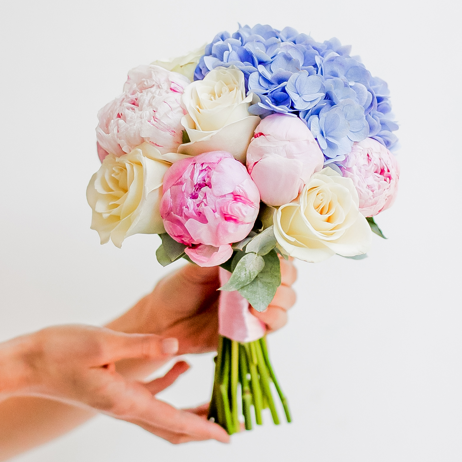Свадебный букет из пионов, гортензии и роз LOVE
