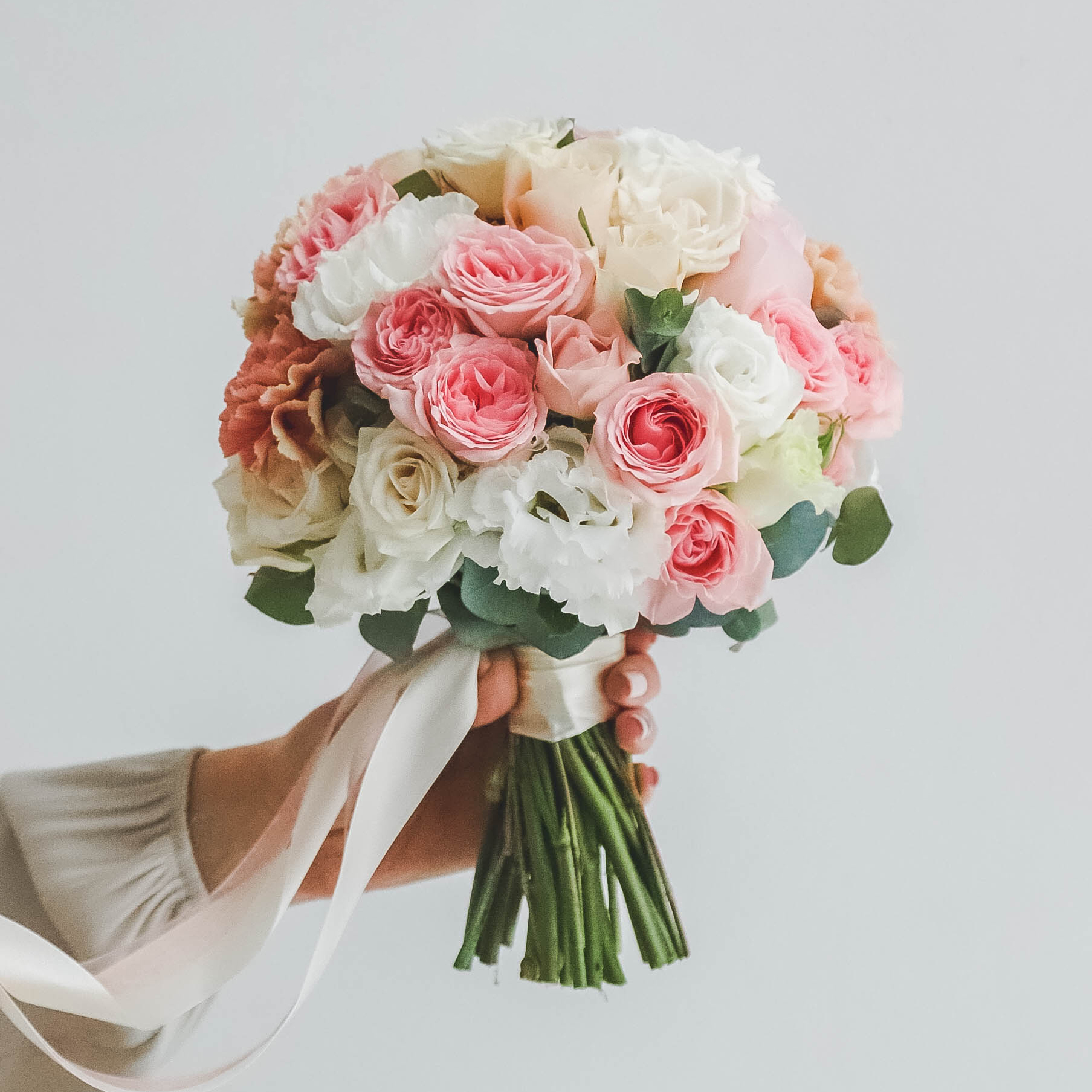 Букет невесты из роз и диантуса PINK CARAMEL