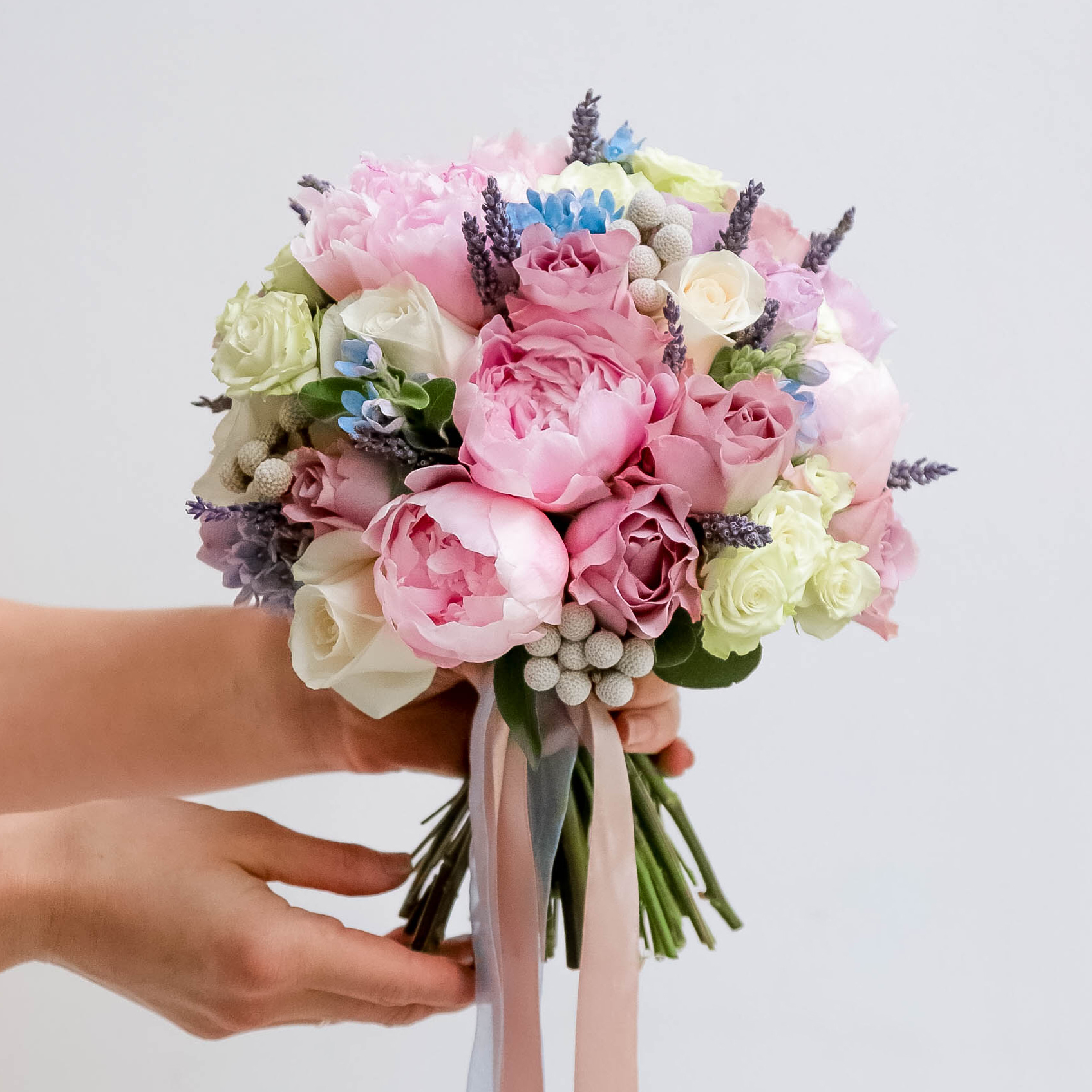 Свадебный букет из пионов и роз PINK LILAC