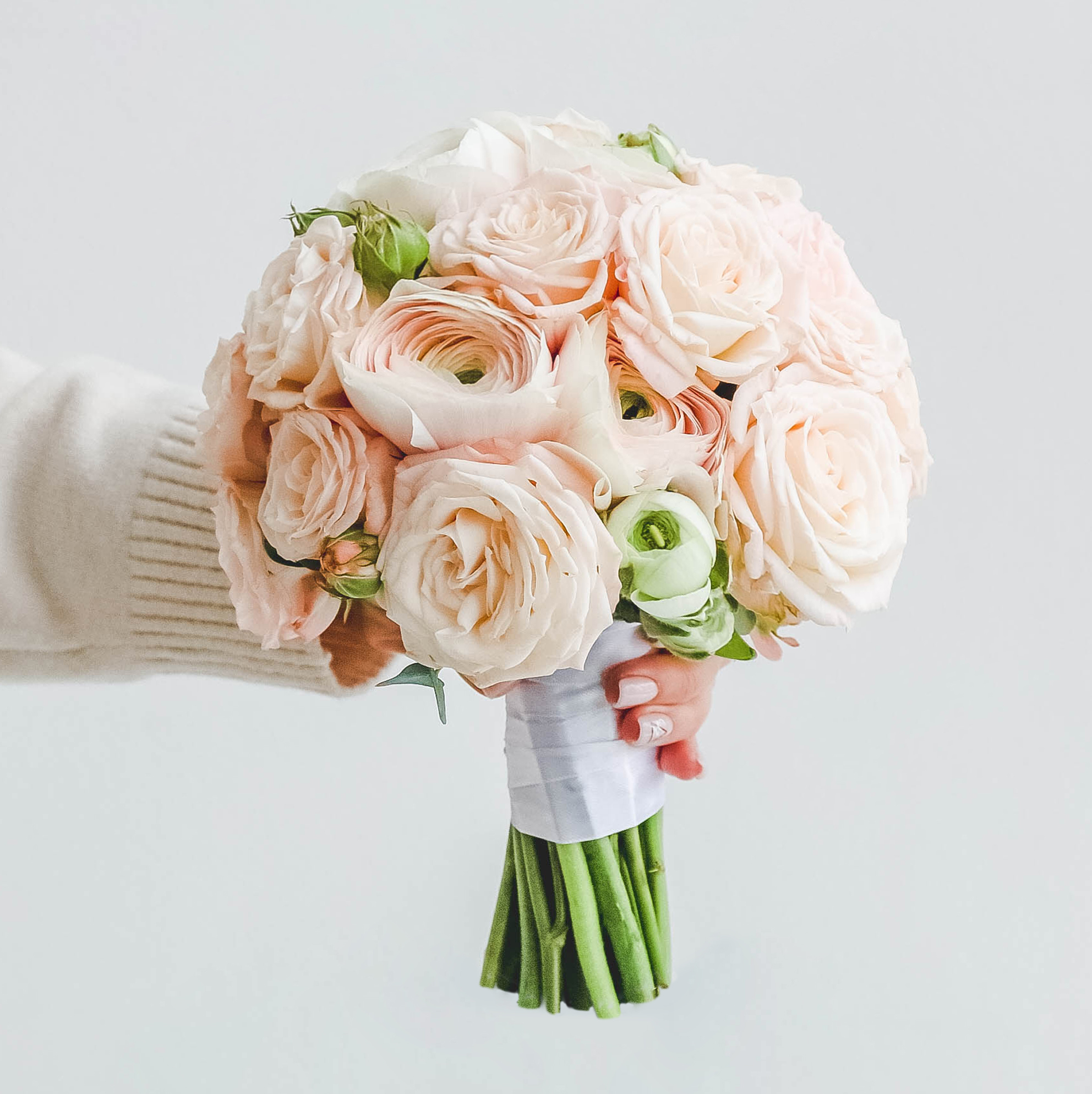 Букет невесты из роз и ранункулюсов PINK POWDER