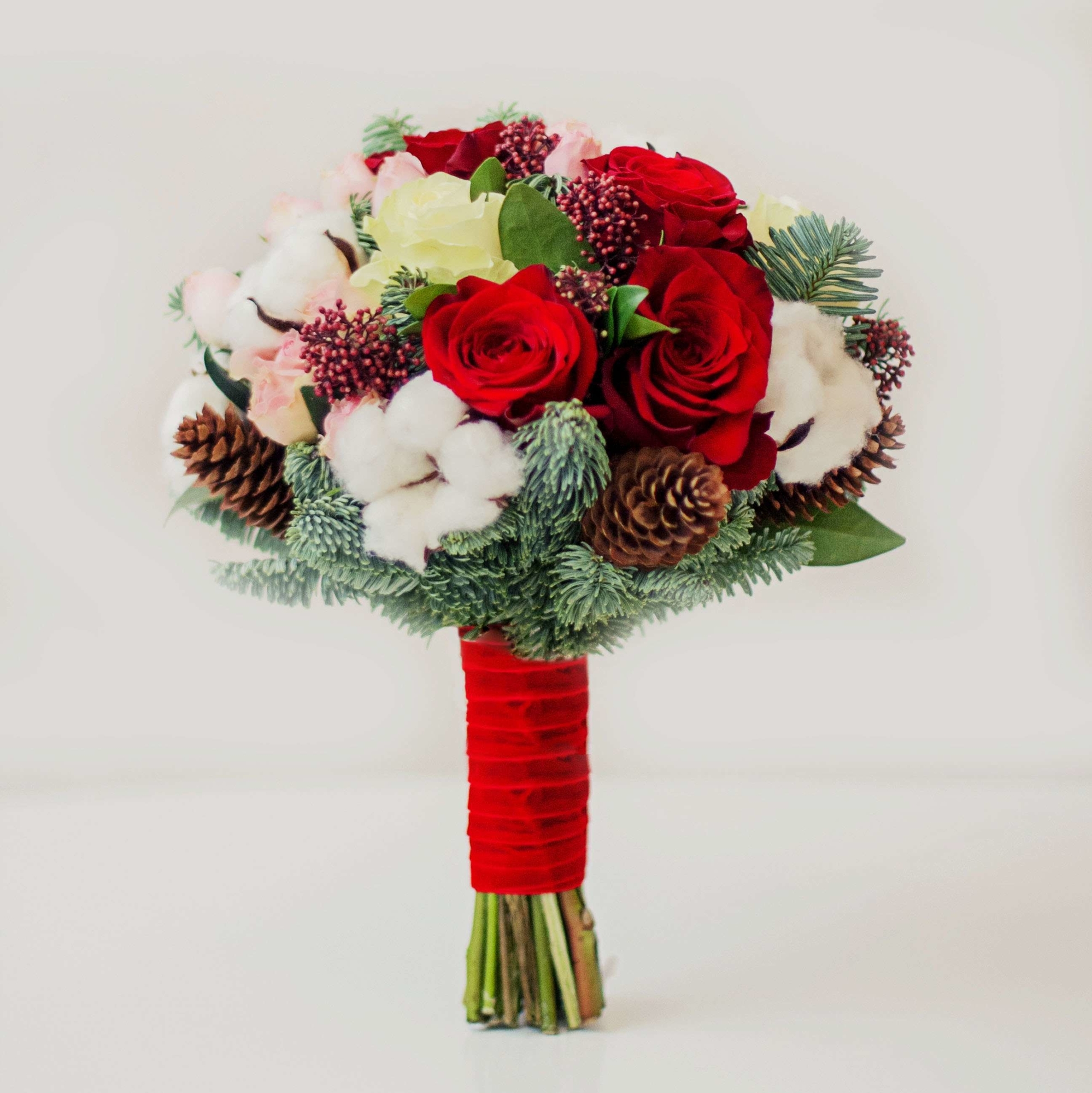 Зимний свадебный букет с розами и хлопком RED