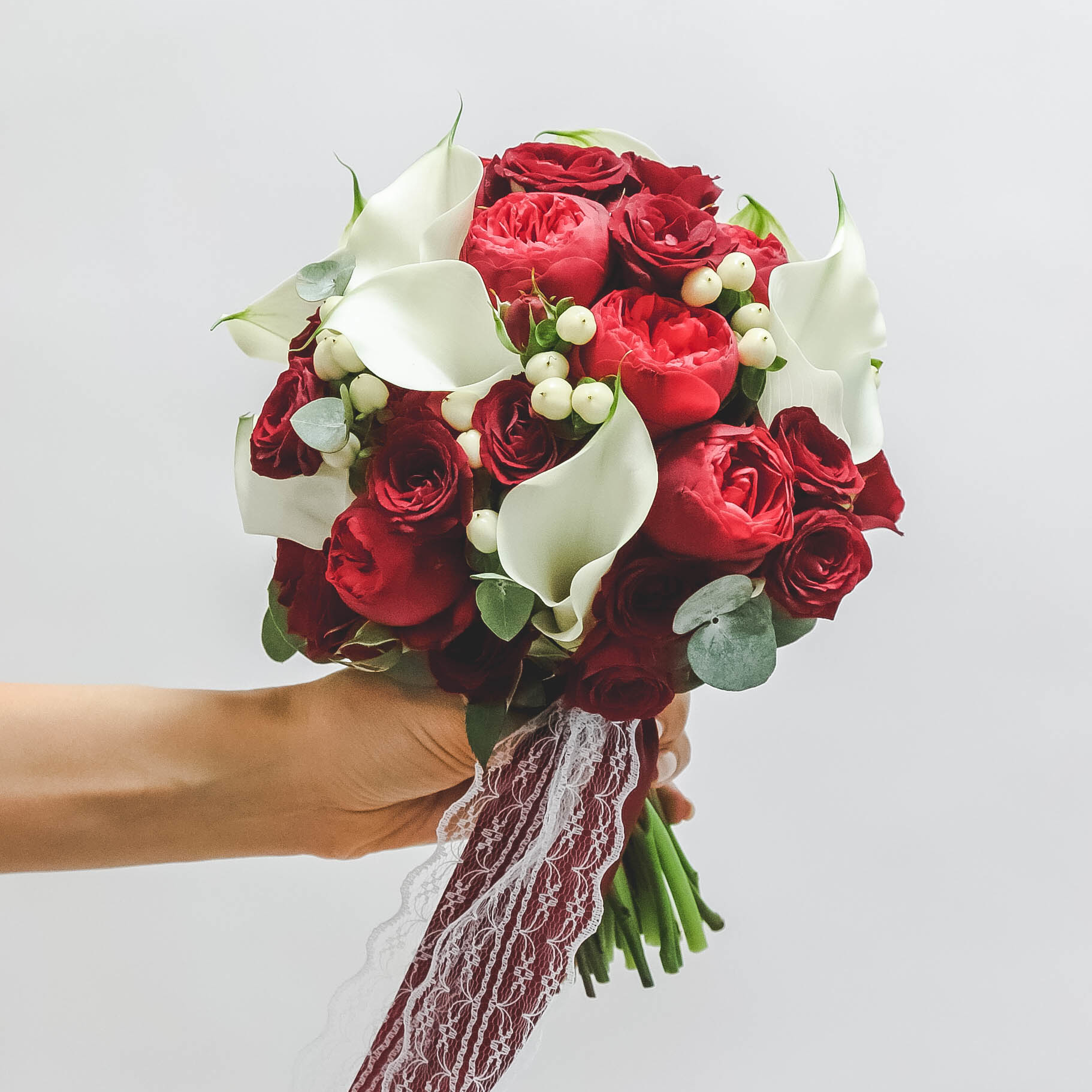 Букет из пионовидных роз и калл RED WHITE