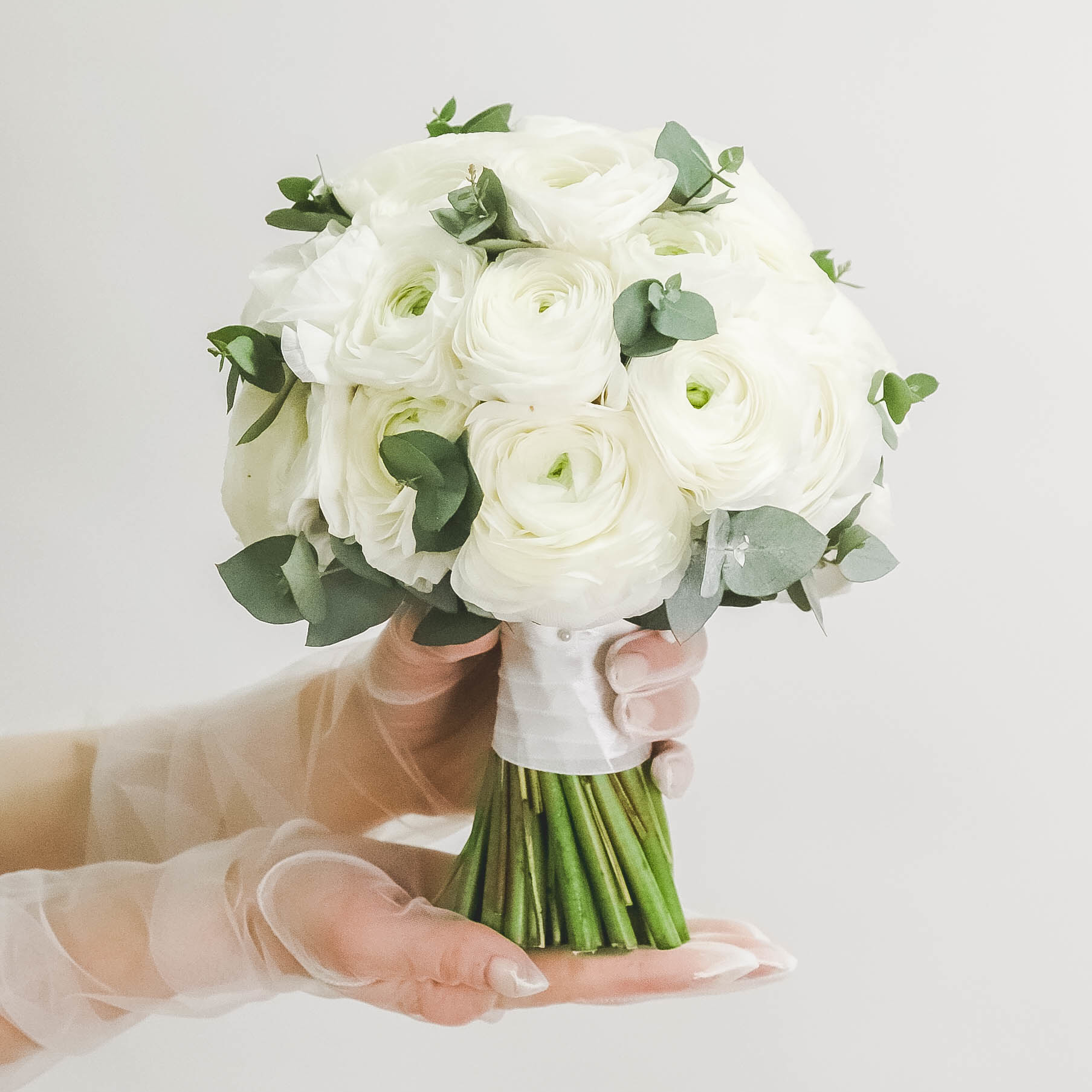 Свадебный букет из ранункулюсов и эвкалипта WHITE GREEN