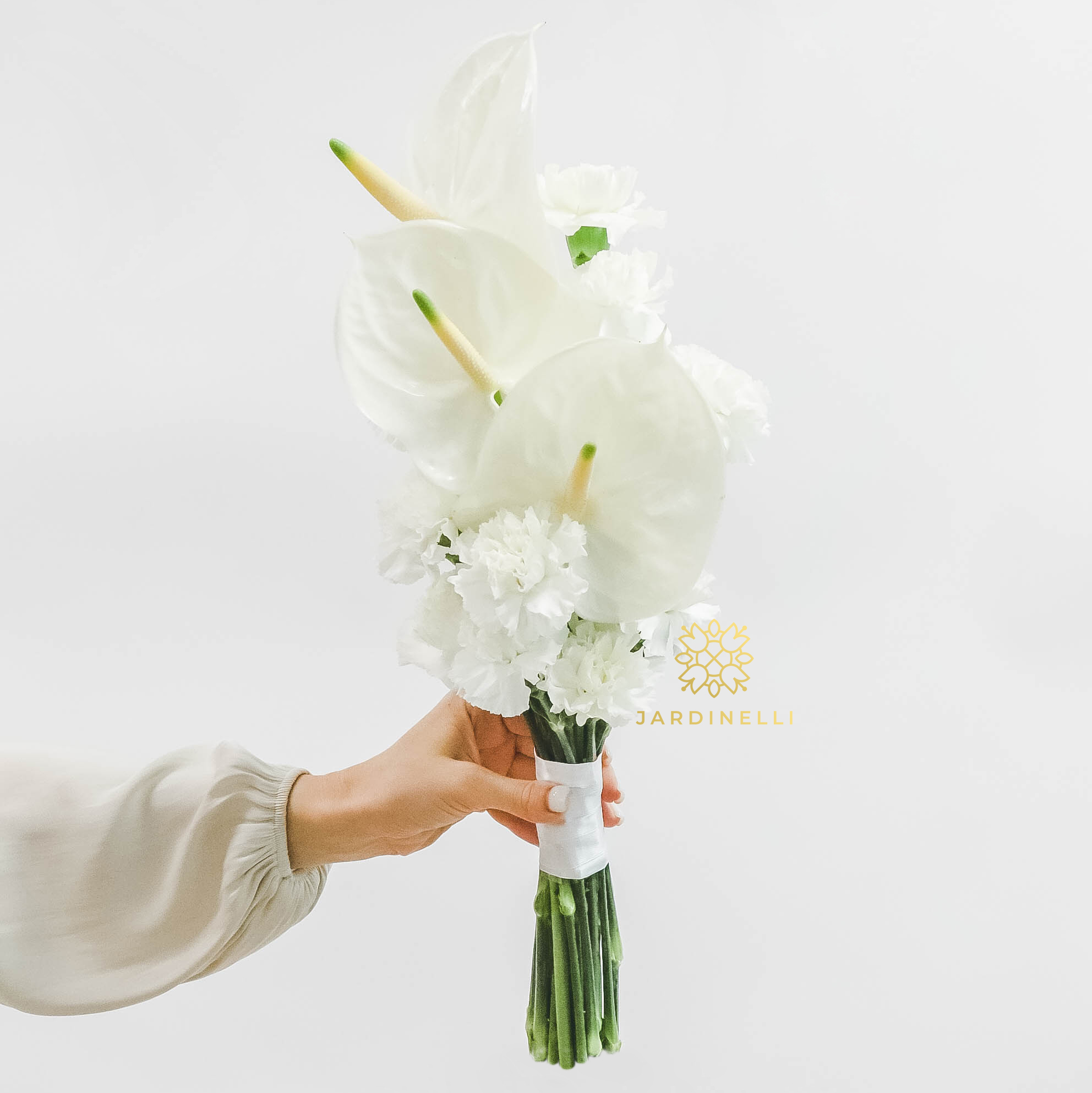 Свадебный букет из антуриумов и диантуса WHITE