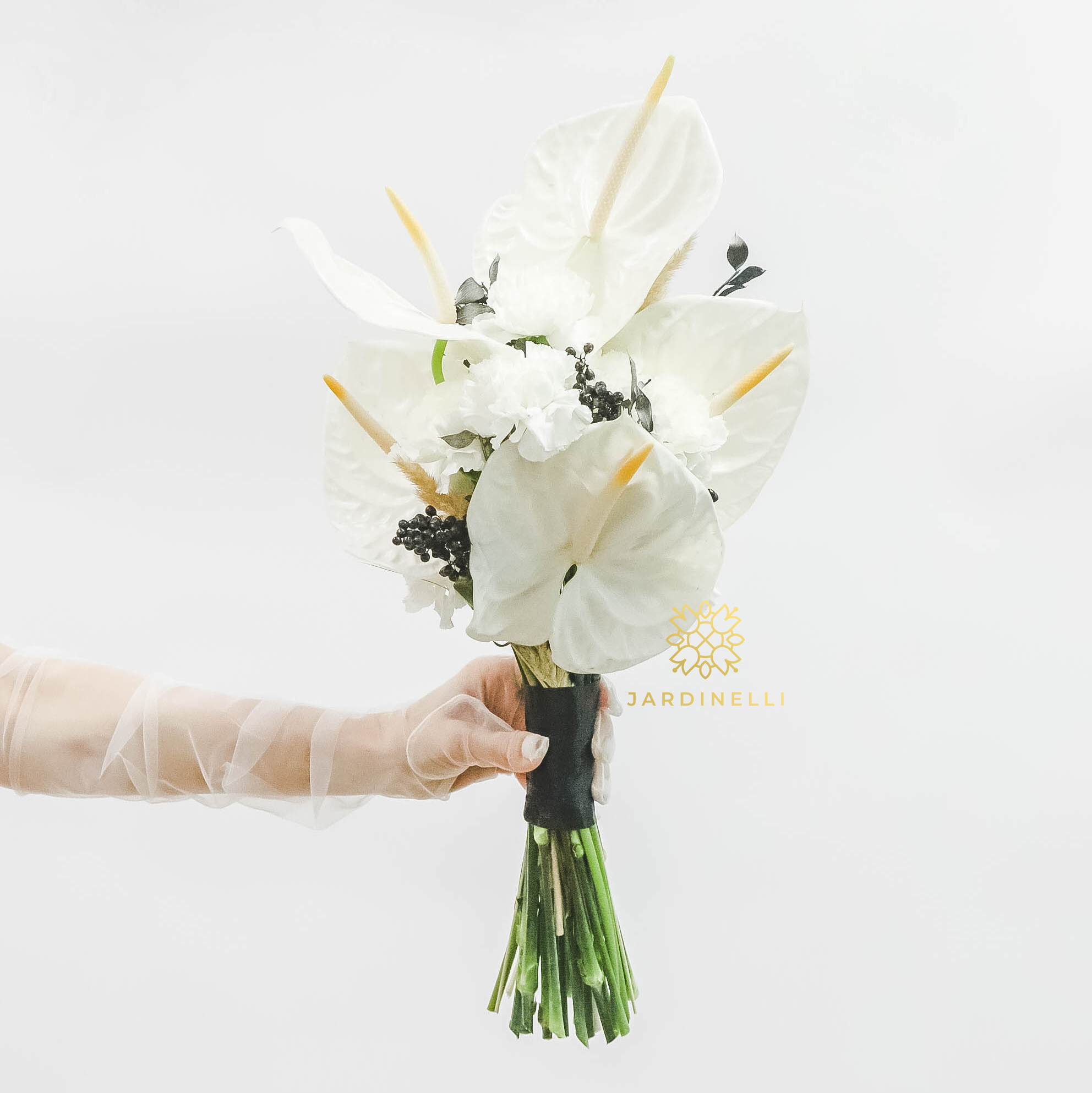 Свадебный букет из антуриумов и диантуса BLACK WHITE