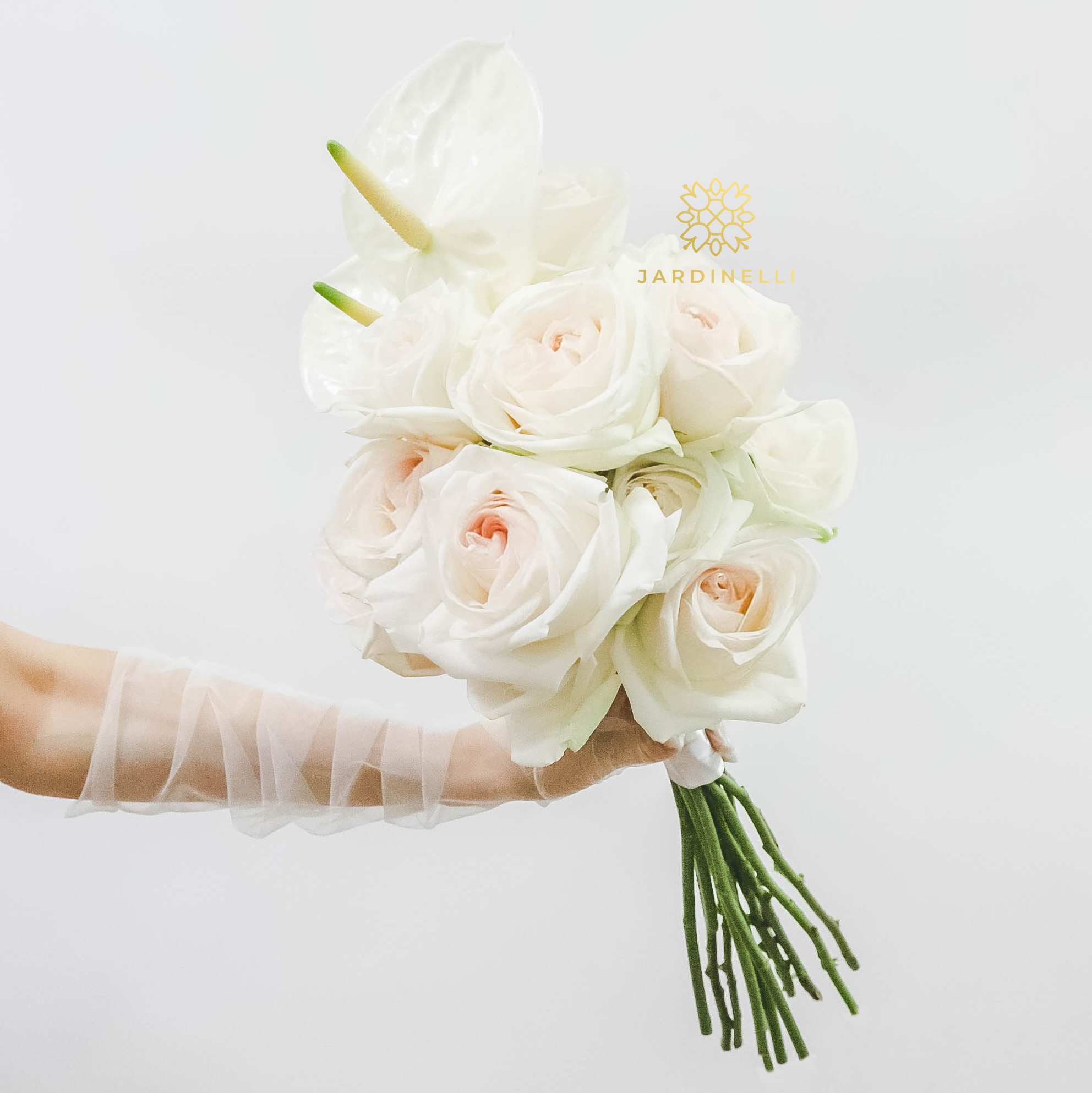 Свадебный букет из антуриумов и роз WHITE
