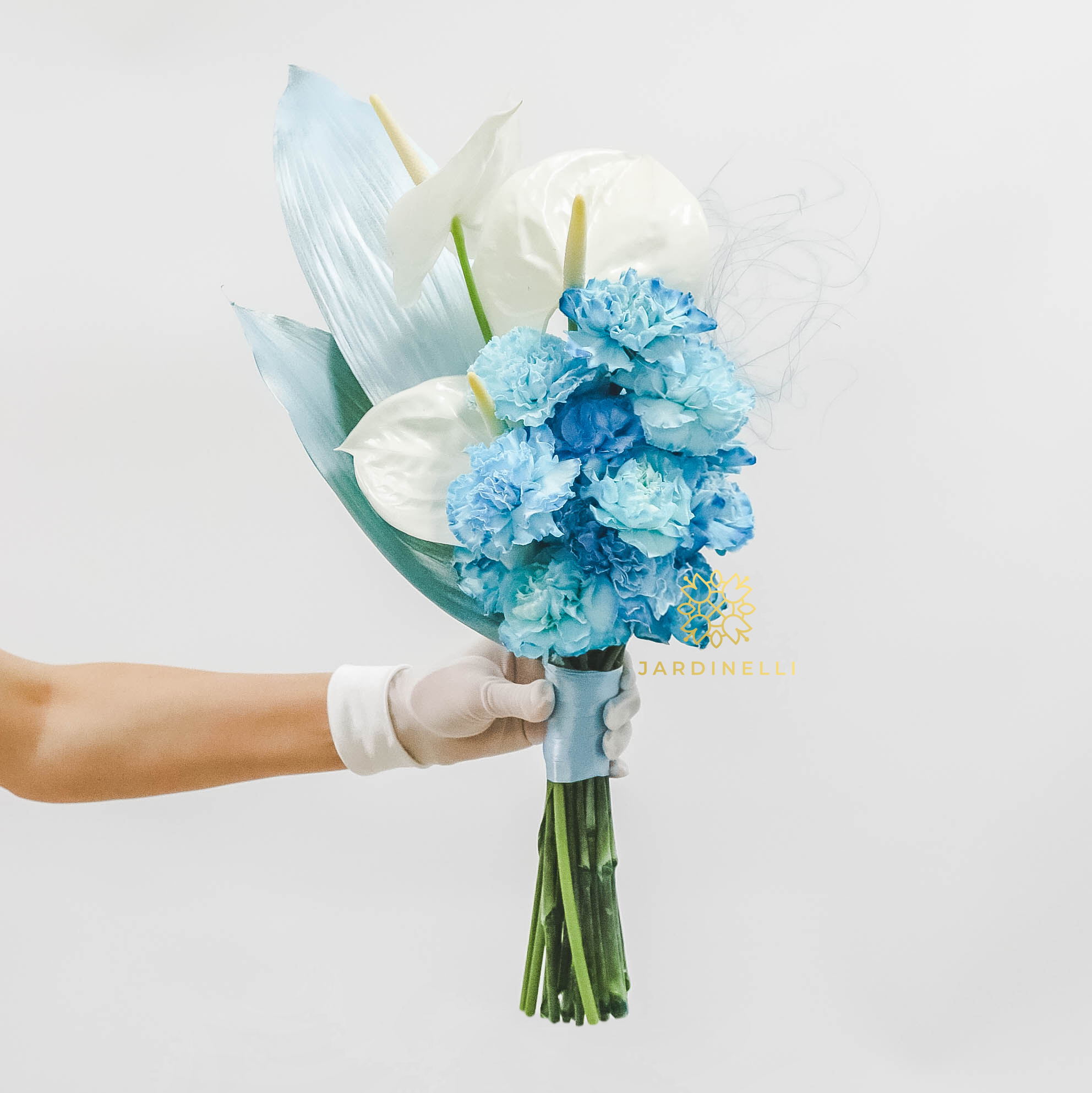 Свадебный букет из антуриумов и диантуса SEA BLUE
