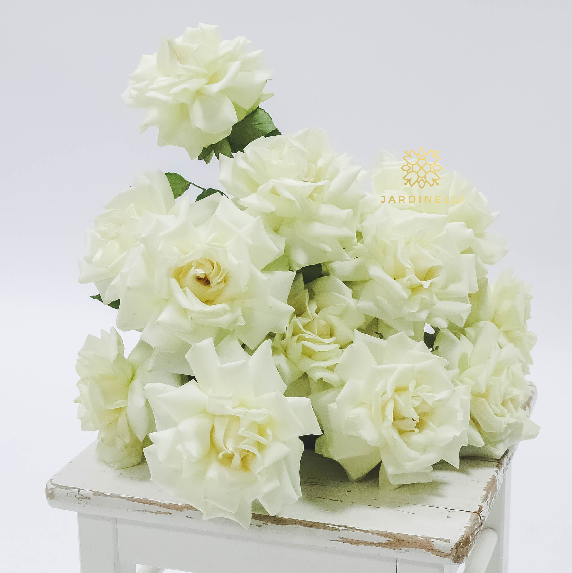 Композиция из кружевных роз WHITE