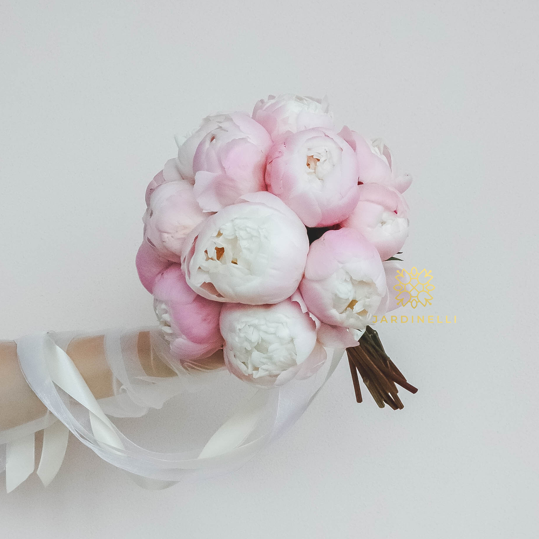 Букет невесты из пионов GARDENIA