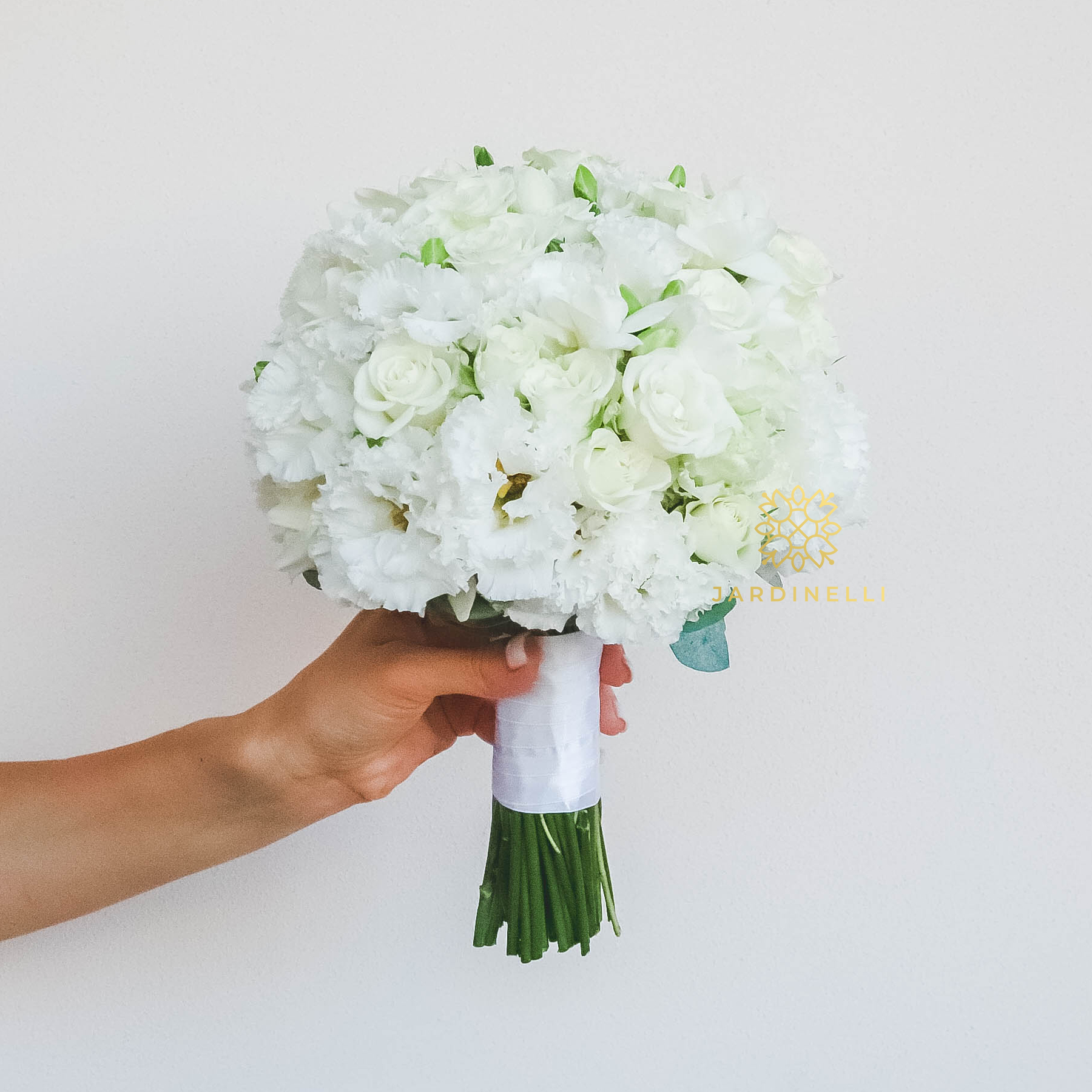 Букет невесты из кустовых роз, фрезий и эустомы WHITE