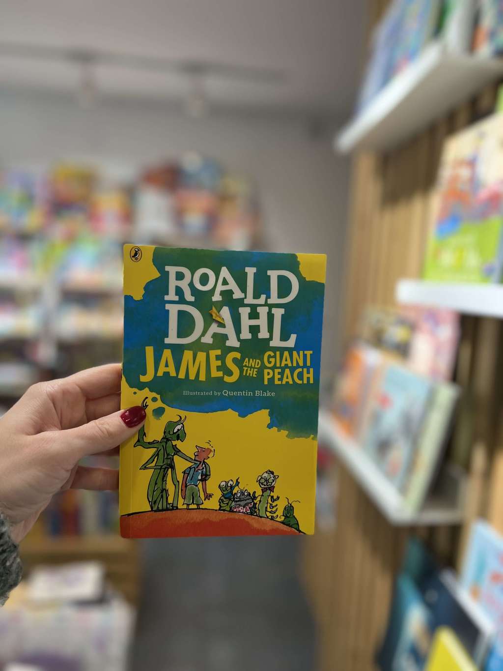 James and the giant peach/ Roald Dahl